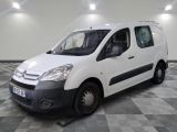 la petite camionnette blanche est garée sur un carrelage à carreaux
