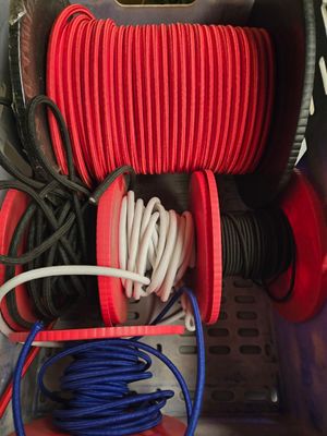 un tas de fils et de câbles dans une boîte