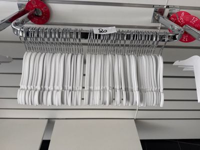 une photo d'un portant sur lequel sont suspendus de nombreux vêtements
