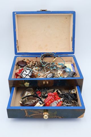Important coffret en bois laqué à décor d’oiseaux et végétaux (éc...