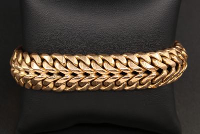 un bracelet en or orné d'un motif tressé
