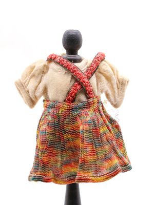 une robe sur un mannequin, sur fond blanc