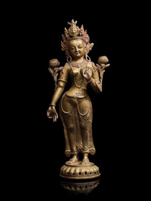 une statue en or représentant une femme tenant un oiseau, sur fond noir