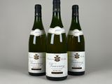 trois bouteilles de vin posées l'une à côté de l'autre sur une table