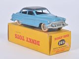 une petite voiture bleue posée sur une boîte jaune