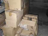 une pile de boîtes empilées les unes sur les autres