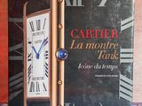 une image représentant un livre sur lequel figure une horloge, posé sur une table