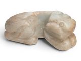 sculpture en marbre représentant un chat endormi sur fond blanc