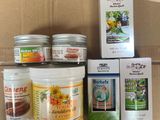 de nombreux types de crèmes différents dans une boîte en carton