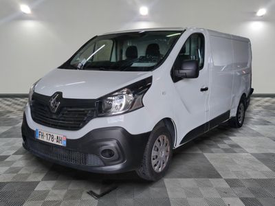 la photo d'une camionnette blanche sur un sol en damier