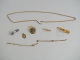 beaucoup de bijoux en or sur une table blanche