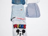 plusieurs paires de shorts et de t-shirts disposés sur une surface blanche