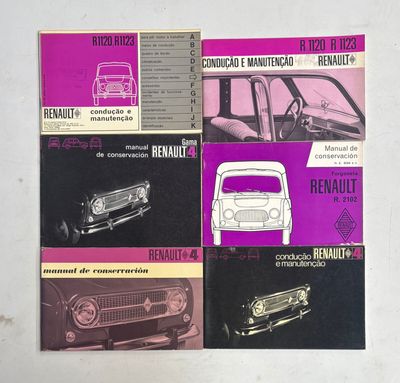 quatre brochures automobiles et manuels d'entretien différents posés sur un fond blanc