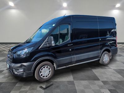 une camionnette noire garée dans une grande pièce au sol carrelé