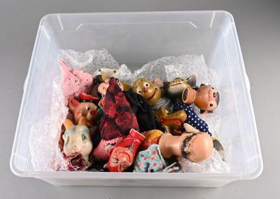 un bac en plastique rempli de figurines de jouets diverses