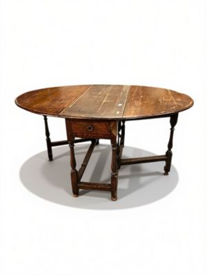 une table en bois avec un tiroir en dessous, posée sur un plan de travail blanc