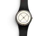 La montre est noire et blanche, avec un cadran blanc.
