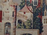 une photo d'une tapisserie avec un château en arrière-plan