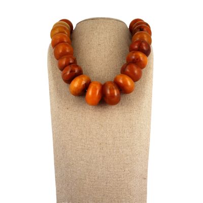 Collier composé d'un rang d'importantes boules d'ambre en ch…