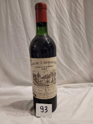 gros plan d'une bouteille de vin sur une table