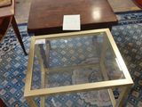 une table avec un plateau en verre sur laquelle est posée une lampe