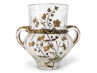 un vase en verre orné d'un motif doré