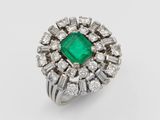 une bague en émeraude et diamant