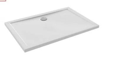 un gros plan d'un receveur de douche blanc sur fond blanc