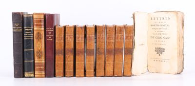 plusieurs vieux livres sont alignés sur une surface blanche