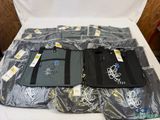 de nombreux sacs et valises posés sur un lit
