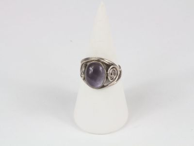 Gros plan sur une bague contenant une pierre violette