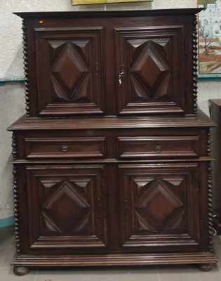 une armoire en bois surmontée d'une horloge