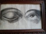 peinture des yeux d'une femme dans un cadre sur un mur