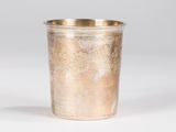 une tasse argentée avec une anse sur fond blanc
