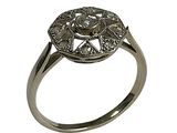une image représentant une bague en argent ornée d'un motif floral