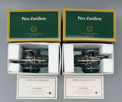 deux boîtes fermées contenant chacune une paire de stylos, posées sur une table