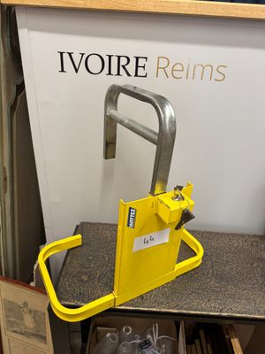 un diable jaune posé sur un comptoir