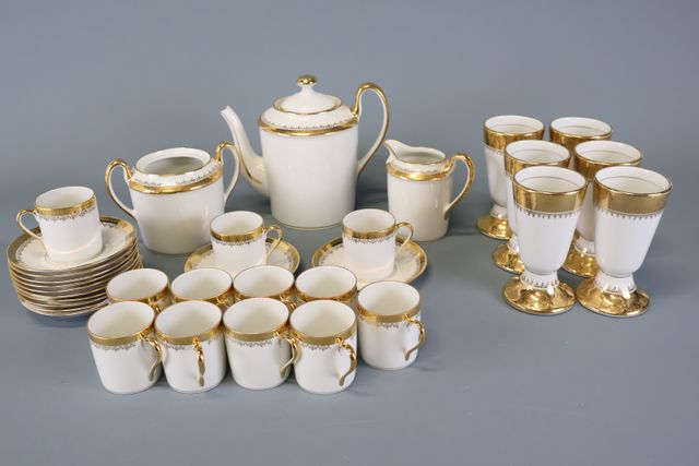 SOLOGNE LARCHEVEQUE - Partie de service à café à décor de fleuron...
