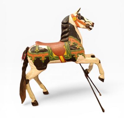 cheval en bois sur fond blanc, avec un fond blanc