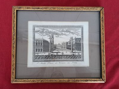 une vieille photo d'un bâtiment sur lequel se trouve une horloge