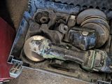 une boîte à outils contenant une clé et une clé à molette
