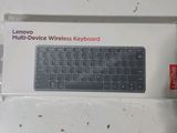 une boîte blanche contenant un clavier noir