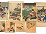 une collection d'estampes japonaises anciennes exposées sur une table