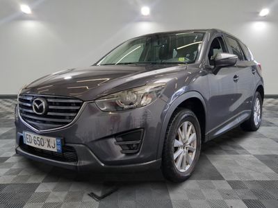 le mazda cx - 5 est garé sur un sol en damier
