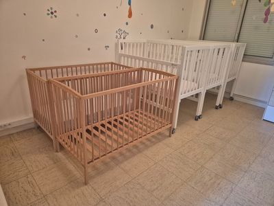 deux lits bébé dans une chambre où se trouve un lit bébé
