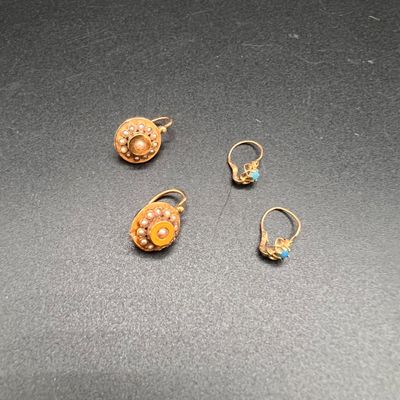 trois paires de boucles d'oreilles en or et turquoise sur un fond noir