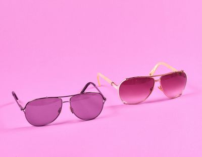 une paire de lunettes de soleil sur fond rose