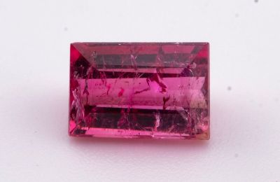 une tourmaline rose posée sur un fond blanc