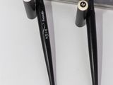 deux stylos sont posés sur une surface blanche