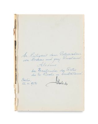 un vieux livre sur lequel on voit des notes manuscrites, posé sur une table